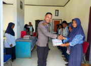 Wujud Kepedulian Polri, Kapolsek Una Una Beri Bansos Kepada Pelajar Korban Perahu Terbalik