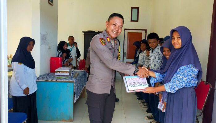 Wujud Kepedulian Polri, Kapolsek Una Una Beri Bansos Kepada Pelajar Korban Perahu Terbalik