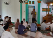 Jumat Keliling, Kapolsek Ampana Kota Sampaikan Pesan Kamtibmas dan Sosialisasi Penerimaan Calon Anggota Polri Jalur Bakomsus