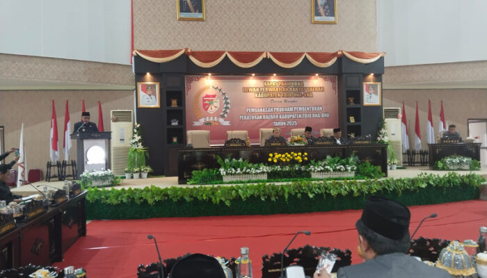 Mewakili Bupati Touna, Asisten III Hadiri Rapat Paripurna DPRD Pembahasan Program Pembentukan Perda Tahun 2025