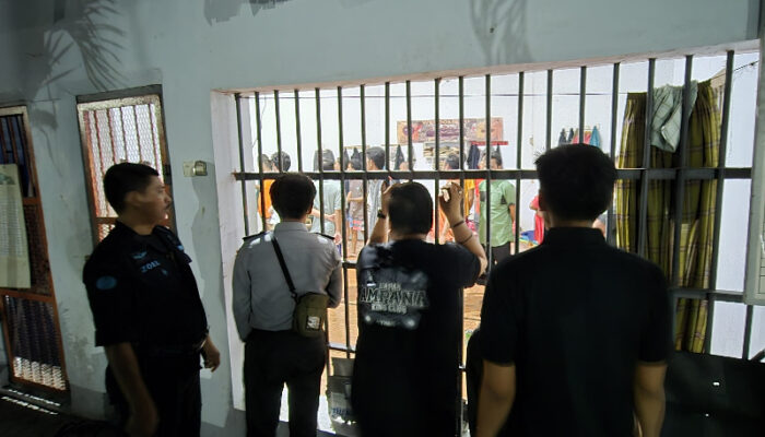 Pastikan Keamanan, KA. KPLP Lapas Ampana Lakukan Kontrol Keliling  Blok Hunian