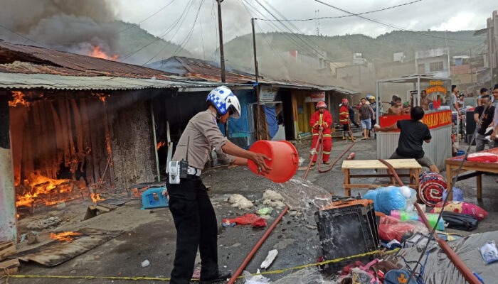 Aksi Heroik TNI-Polri Berjibaku Padamkan Kebakaran di Pasar Sentral Luwuk
