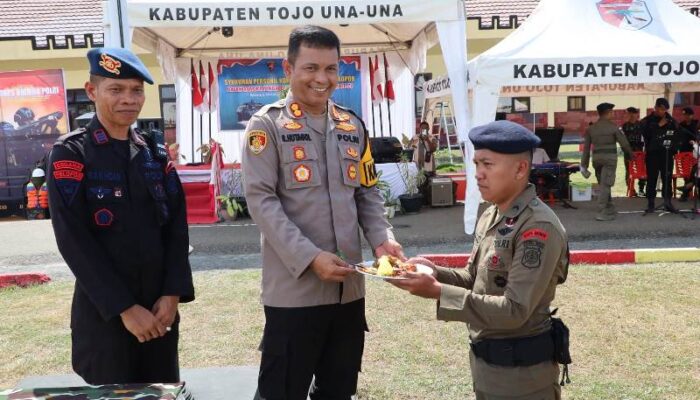 Hadiri Syukuran HUT Brimob Ke-79, Kapolres Touna Berikan Tumpeng Pada Personel