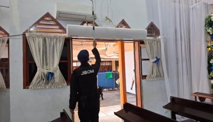 Antisipasi Ancaman, Polres Touna Gaet Tim Jibom Brimobda Sulteng Sterilisasi Gereja