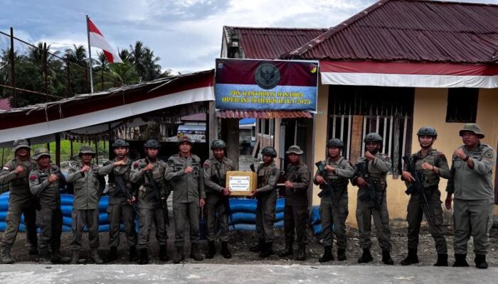 Cek Pos Kamtibmas, Dansat Brimob Berikan Bingkisan Kepada Personel Satgas III Preventif di Wilayah Operasi