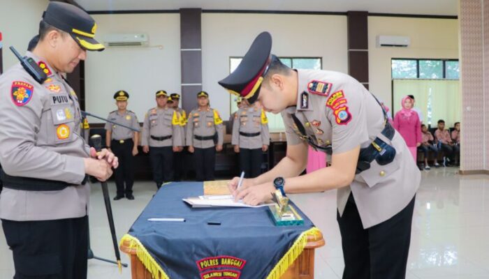 Pimpin Sertijab di Lingkungan Polres Banggai, Ini Pesan Kapolres AKBP Putu Hendra Binangkari
