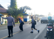 Pelayanan Prima Di Pagi Hari, Polsek Ampana Kota Bantu Siswa SMP Menyebrang Jalan