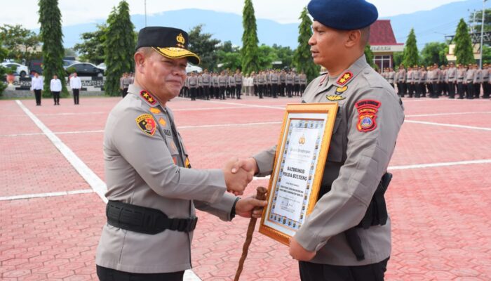 Awali Tahun Baru 2025, Kapolda Sulteng Beri Penghargaan ke Satker dan Personel Berprestasi