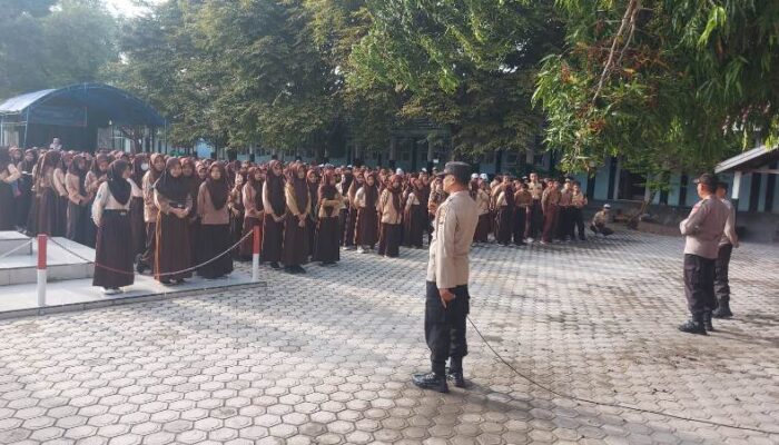 Kunjungi SMK Negeri 1 Ampana Kota, Polres Touna Sosialisasi Penerimaan Terpadu Anggota Polri TA. 2025