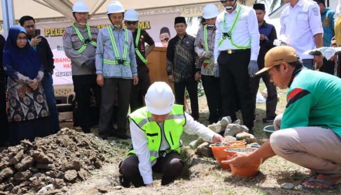 Bupati Ilham Lawidu Lakukan Peletakan Batu Pertama Pembangunan Gedung Pusat Layanan Haji dan Umrah Terpadu