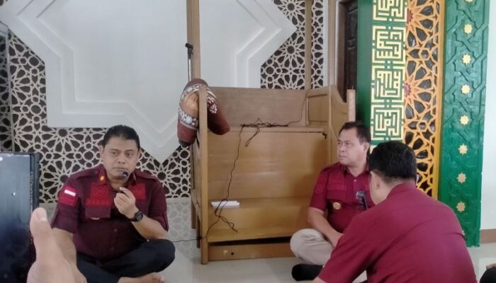Sholat Zuhur Bersama WBP Lapas Kelas IIB Ampana, Kakanwil Ditjenpas Sulteng Perkuat Silaturahmi dan Bahas Program Pembinaan