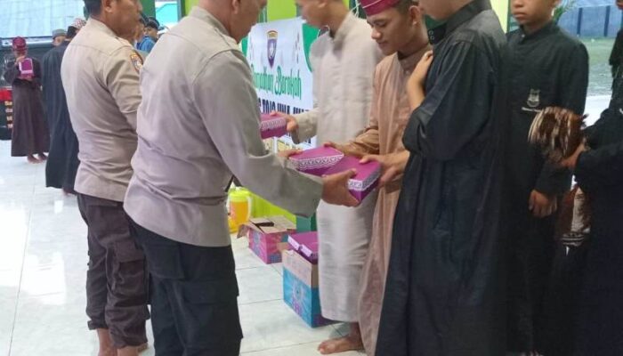 Ramadhan Berbagi, Polres Touna Bagikan Takjil kepada Santri Pondok Pesantren Al Fatah Ampana