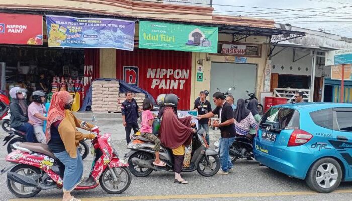 SMSI Touna Bagikan Ratusan Takjil Kepada Masyarakat