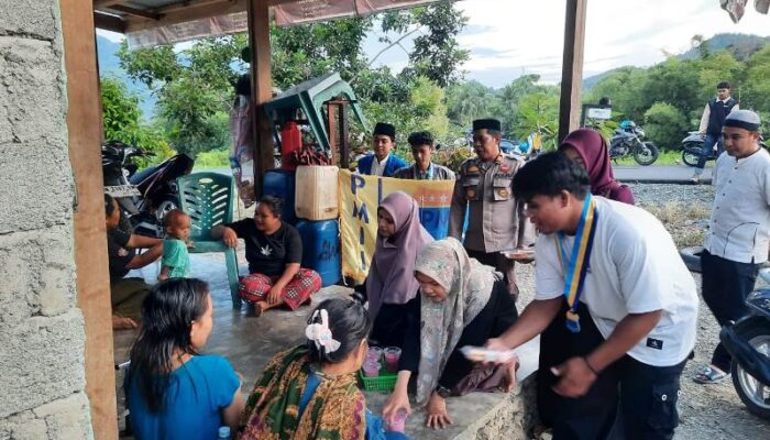 Polres Touna Berkolaborasi Dengan PMII Berbagi Takjil dan Buka Puasa Bersama Dengan Masyarakat