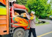 Kapolsek Ulubongka Berbgai Takjil, Jalin Kedekatan Polisi dan Masyarakat