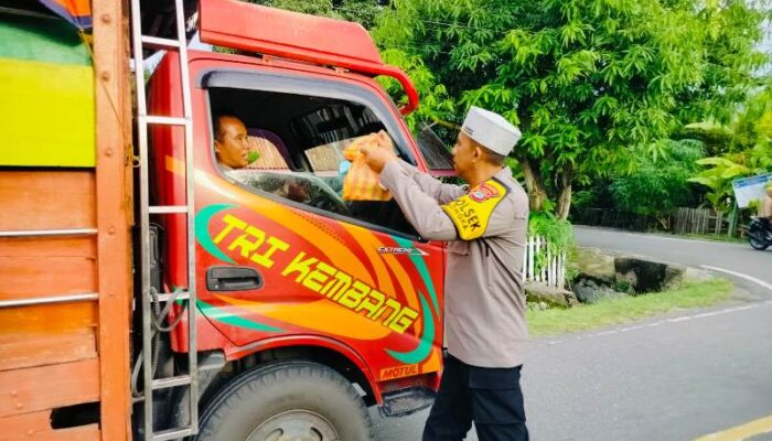 Kapolsek Ulubongka Berbgai Takjil, Jalin Kedekatan Polisi dan Masyarakat