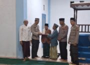 Gelar Tarawih Keliling, Polres Touna Berikan Bantuan Kepada Imam Masjid Alhasanah Desa Saluaba