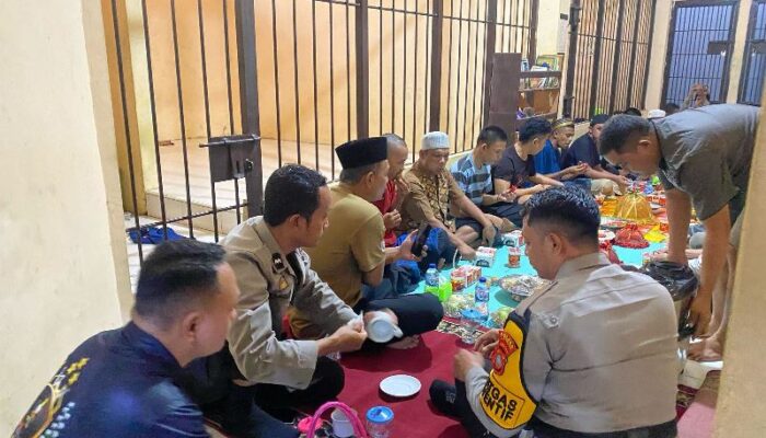 Kapolres Touna Buka Bersama dengan Para Tahanan