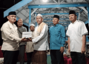 Berani Berkah, Asisten III Setdakab Provinsi Sulteng Serahkan bantuan Al-Qur’an di Touna
