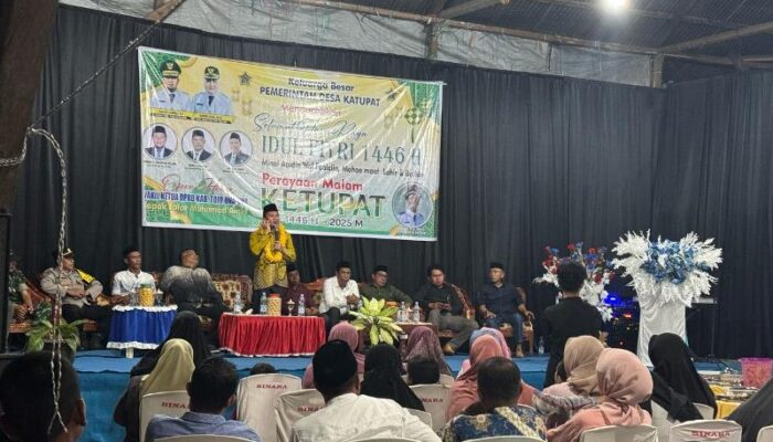 Hadiri Perayaan Malam Ketupat di wilayah Kepulauan, Bupati Ilham Lawidu Ajak Masyarakat Dukung Program Pemerintah