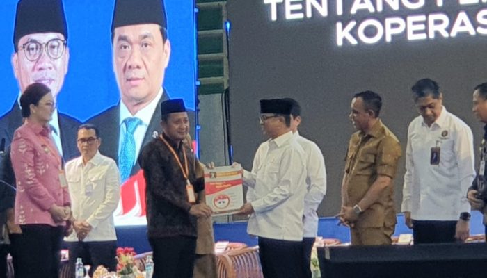 Bupati Ilham Terima Akta Notaris Koperasi Desa/Kelurahan Merah Putih dari Mendes PDTT