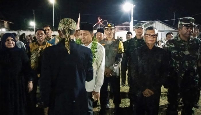 Hadiri HUT ke-60 Kecamatan Ampana Tete, Bupati Ilham dan Wabup Surya Disambut Kalungan Bunga dan Tarian Kantao