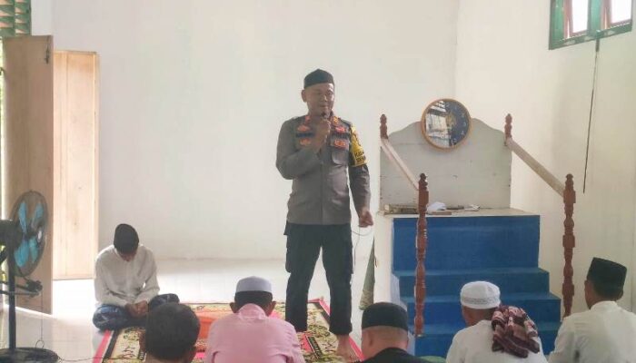 Safari Jumat Curhat di Masjid Nurul Dahmir Saluaba, Kapolsek Ampana Kota Berikan Himbauan Kamtibmas