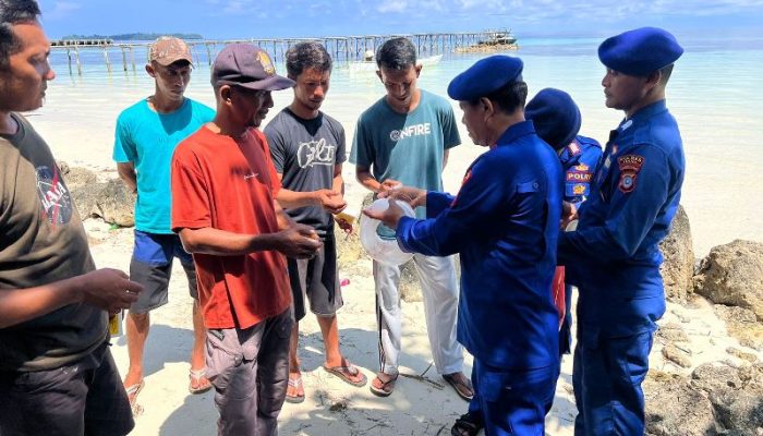 Dukung Program Ketahanan Pangan, Polres Touna Serahkan Bantuan Alat Pancing Untuk Nelayan