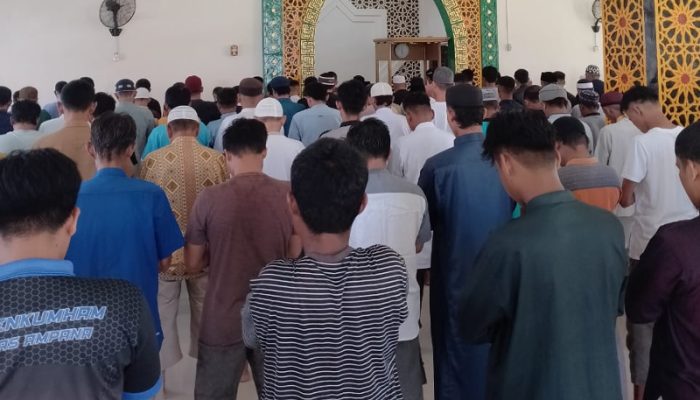 Jalankan Kewajiban, Warga Binaan Lapas Ampana Sholat Jumat Berjamaah