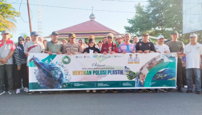 Peringati Hari Lingkungan Hidup Sedunia 2025, Wabup Surya Pimpin Apel dan Aksi Bersih Sampah Plastik di Pantai Taman JH Ampana