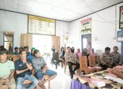 KBO Sat Binmas Polres Touna Pimpin Jumat Curhat Di Kantor Desa Borneang