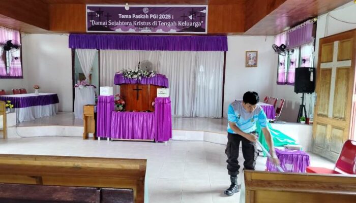 Bakti Sosial Religi Sambut HUT Bhayangkara Ke-79, Polsek Tojo Bersihkan Gereja Syalom