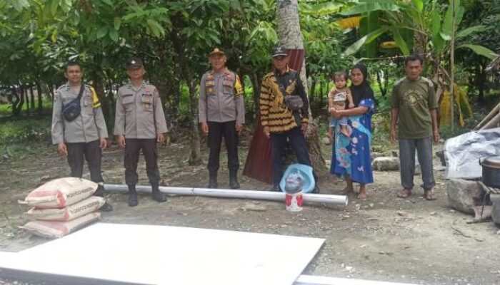 Bakti Sosial Hari Bhayangkara ke-79: Polsek Ampana Kota Salurkan Bantuan Pembangunan MCK untuk Warga Kurang Mampu