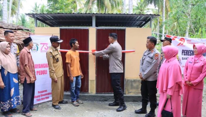 Dalam Sehari, Kapolres Touna AKBP Ridwan J.M. Hutagaol Resmikan Dua MCK di Lokasi Berbeda