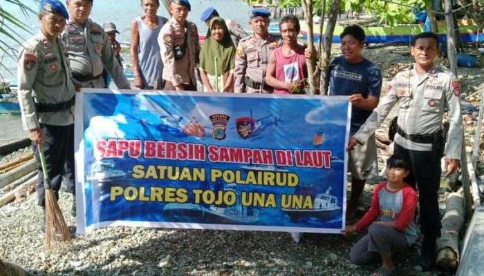 Jaga Kebersihan Laut, Kasatpolairud Polres Touna Pimpin Aksi Bersih Pantai Bersama Warga Uebone