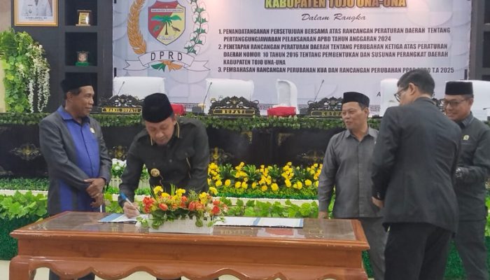 Bupati dan DPRD Touna Tandatangani Persetujuan bersama Ranperda Pertanggungjawaban Pelaksanaan APBD TA 2024