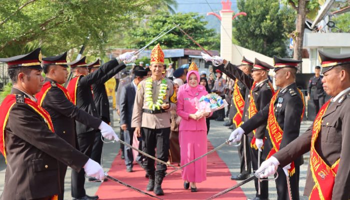 Tarian Adat dan Tradisi Pedang Pora Sambut Kapolres Touna AKBP Yanna Djayawidya