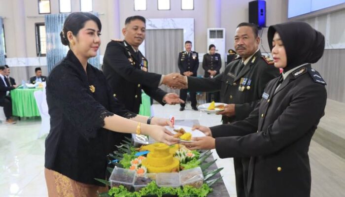 Polres Touna Rayakan Hari Bhayangkara ke-79, Pererat Silaturahmi Lewat Tradisi Potong Tumpeng