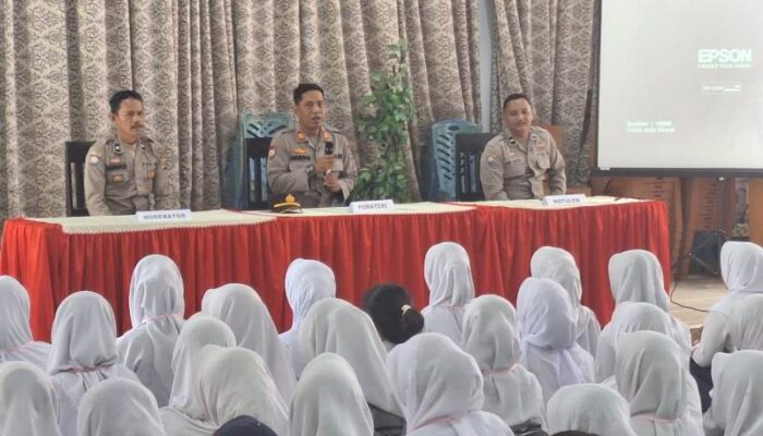 Satbinmas Polres Touna Bekali Siswa SMKN 1 Ampana Kota tentang Bahaya Kenakalan Remaja dan Konsekuensi Hukumnya