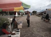 Penjaga Keamanan Pesisir: Bhabinkamtibmas Wakai Sapa Warga, Ajak Jaga Kamtibmas!
