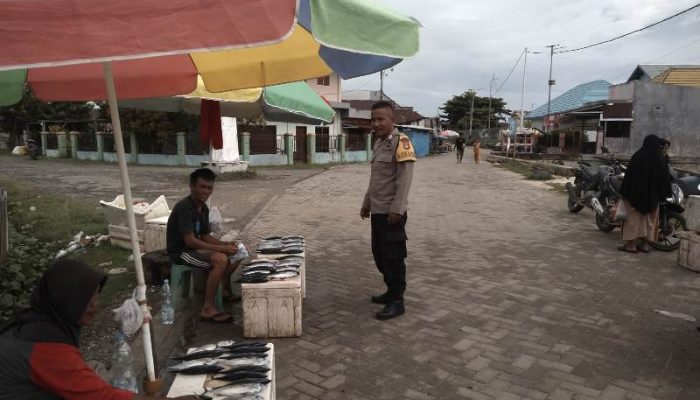 Penjaga Keamanan Pesisir: Bhabinkamtibmas Wakai Sapa Warga, Ajak Jaga Kamtibmas!