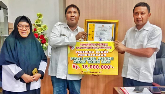 Torehkan Prestasi di Ajang Peacemaker Justice Award 2025, Lurah Labiabae Terima Penghargaan dan Bonus dari Pemkab Touna