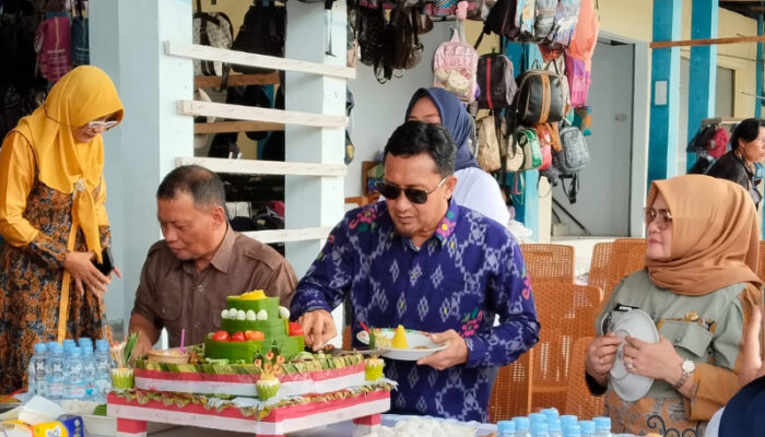 Bupati Ilham Lawidu Resmikan ATM Bank Sulteng di Pasar Sentral Ampana