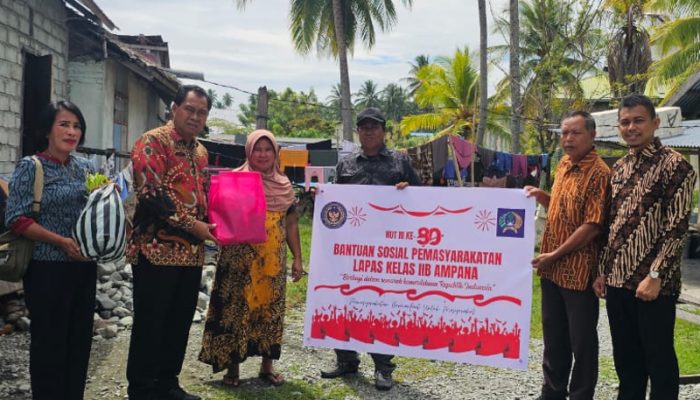 Lapas Ampana Salurkan Bansos Kepada Keluarga Binaan Secara Door to Door