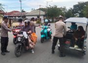 Meriahkan HUT RI ke-80, Polsek Ampana Kota Bagikan Bendera kepada Pengendara