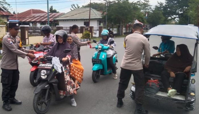 Meriahkan HUT RI ke-80, Polsek Ampana Kota Bagikan Bendera kepada Pengendara