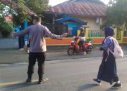 Strong Point Pagi, Personil Polsek Ampana Kota Hadir Berikan Rasa Aman Bagi Pelajar dan Masyarakat