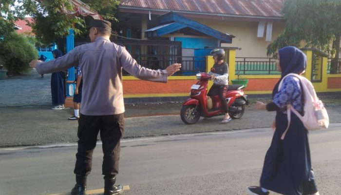 Strong Point Pagi, Personil Polsek Ampana Kota Hadir Berikan Rasa Aman Bagi Pelajar dan Masyarakat