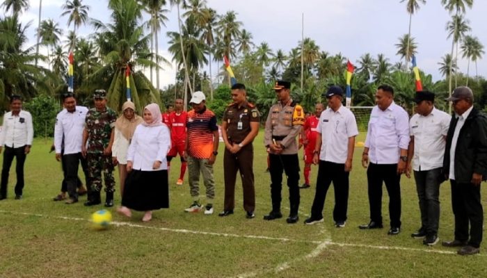 Tendangan Perdana Wabup Surya Resmi Buka Turnamen Sepak Bola Mini U40 Piala Kemerdekaan
