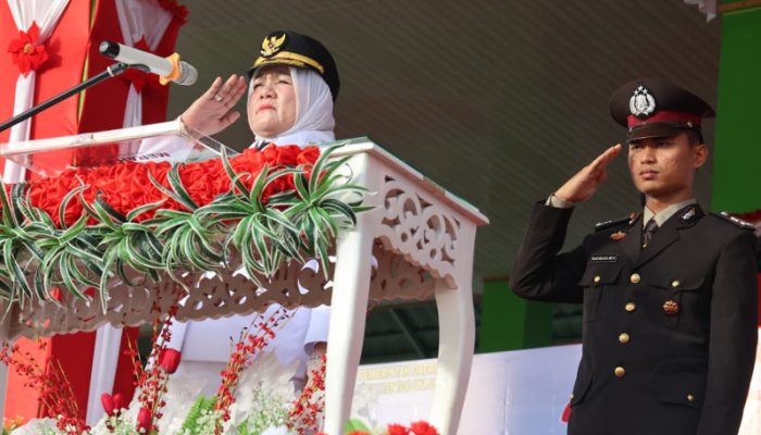 Berlangsung Khidmat, Wabup Surya Pimpin Upacara Penurunan Bendera Merah Putih HUT RI Ke-80